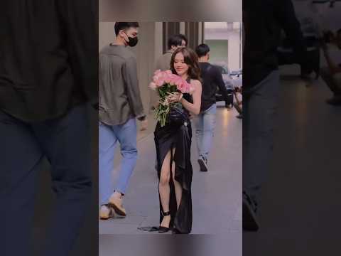 Giving flowers to strangers #flower #foryou #happy #surprise #tiktokusa #roses