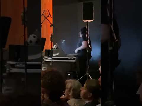 Martin Grubinger begrüßt das Publikum bei seinem letzten Konzert in salzburg