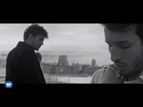 Tommy Torres, Sebastian Yatra - Atado Entre Tus Manos (Video Oficial)