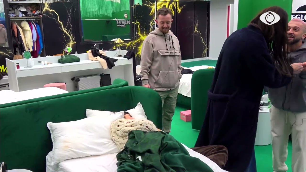 Gjesti tenton t’i hedh ujë Loredanës ndërkohë që fle gjumë, Amber dhe Tiri e ndalojnë