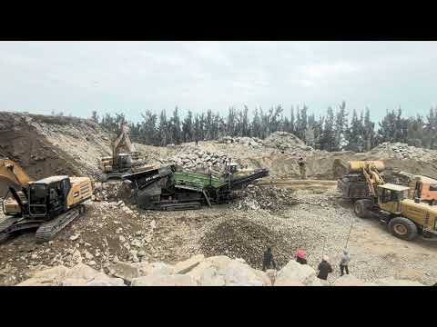 Mesda hybrid mobile scalper working with 2 excavators and 2 wheel loaders