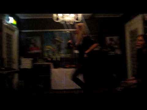 Sanne Karlsson dansar till Salem al Fakir låt