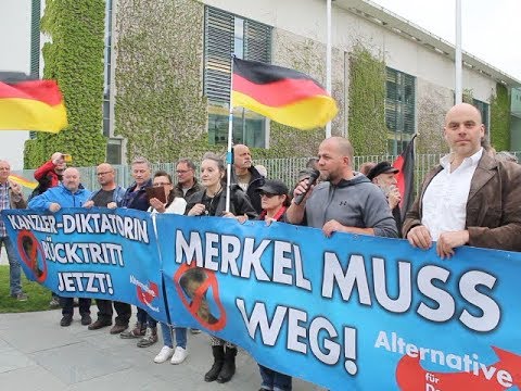 VOR ORT AKTUELL - MERKEL-MUSS-WEG-MITTWOCH VOM 2.MAI IN BERLIN - MITTE. MIT SIEGFRIED DÄBRITZ , ...
