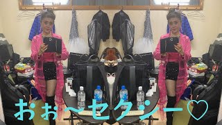 64歳ベテラン女優、網タイツ×ニーハイブーツで美脚を披露