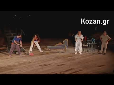 Στιγμιότυπα από το Σκοτσέζικο ντους της Χρύσας Σπηλιώτη, σε σκηνοθεσία Λευτέρη Πλασκοβίτη (ΔΗΠΕΘΕ Κοζάνης, Ιούλιος 2024). Το έργο γράφτηκε το 2000 και εκδόθηκε το 2020, δύο χρόνια μετά τον θάνατο της συγγραφέως. Οι πρόβες ενός θιάσου για τη Λυσιστράτη του Αριστοφάνη συγκροτούν το θέατρο εν θεάτρῳ, μέσα στο οποίο εκτυλίσσονται τα παρασκήνια και οι συγκρούσεις με έναν αυταρχικό σκηνοθέτη.
