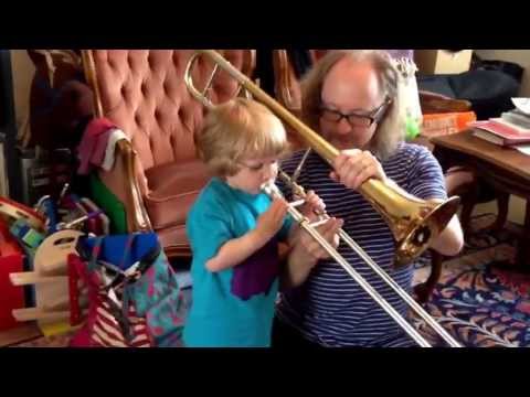Kalle spelar trombon
