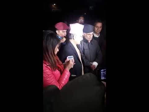 डाक्टर गोविन्द केसीलाई सर्बोच्च अदालत परिसरबाट रिहा गरिदै बाहिरिदा