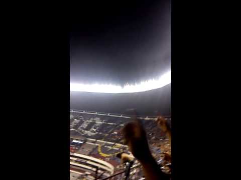 "Rebel cantando en el azteca cuartos de final 2014" Barra: La Rebel &bull; Club: Pumas