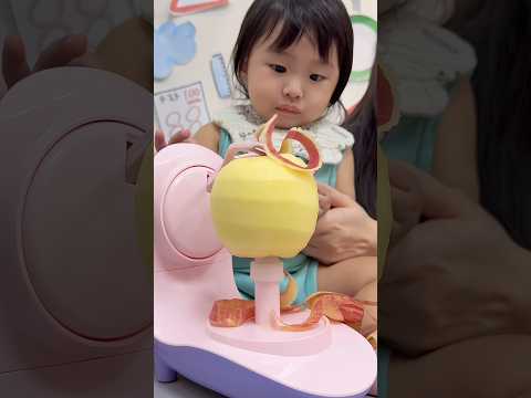 Smart Mookie apple peeling hack🍎 #funny #shorts