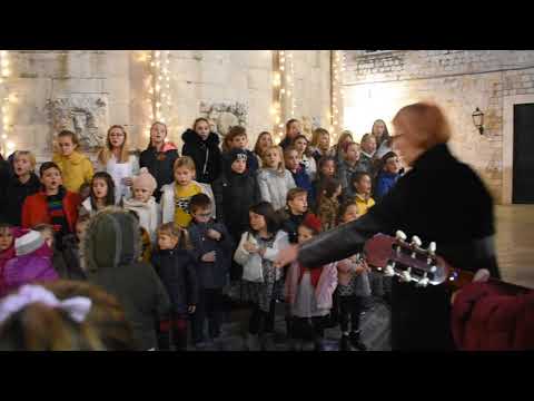 Mali kolendari izvode Dubrovačku kolendu