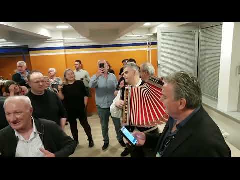 Simon Golobič, Rudi Poljanšek (harmoniki) in ostali prisotni - Venček luštnih (v živo)