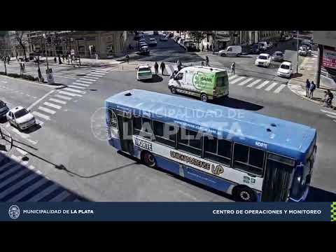 Así chocó una mujer en moto en diagonal 80 y 4 al intentar girar a la izquierda
