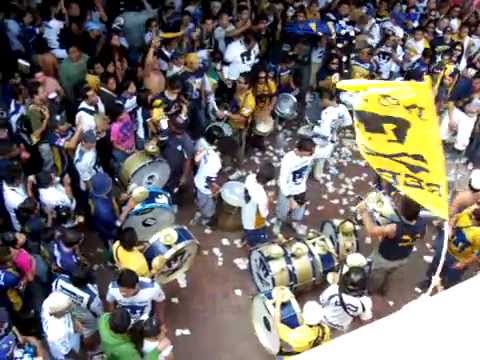 "La Rebel en acción." Barra: La Rebel &bull; Club: Pumas