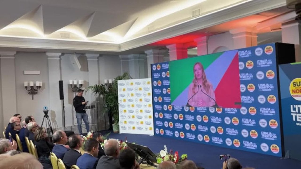 Standing ovation e platea in piedi per intervento video Meloni al convegno di Sud chiama Nord