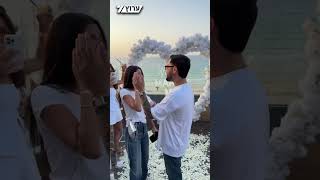 שורד השבי אלי-ה כהן התארס עם בת זוגו זיו עבוד, שלחמה לשחרורו. כהן רכש את הטבעת עוד לפני שנחטף לעזה. (חדשות ערוץ 7) - התמונה מוצגת ישירות מתוך אתר האינטרנט יוטיוב. זכויות היוצרים בתמונה שייכות ליוצרה. קישור קרדיט למקור התוכן נמצא בתוך דף הסרטון שורד השבי אלי-ה כהן התארס עם בת זוגו זיו עבוד, שלחמה לשחרורו. כהן רכש את הטבעת עוד לפני שנחטף לעזה. (חדשות ערוץ 7) - התמונה מוצגת ישירות מתוך אתר האינטרנט יוטיוב. זכויות היוצרים בתמונה שייכות ליוצרה. קישור קרדיט למקור התוכן נמצא בתוך דף הסרטון