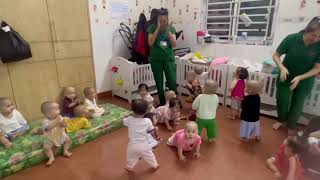 Thấy mẹ Hương về các con cũng vỗ tay theo ! Yêu quá