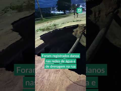 Cratera se abre em Pacajus após erosão do solo e queda de árvore; vídeo