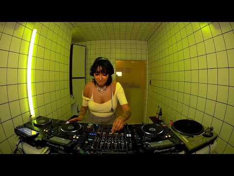 Awkwardly Social - Mixtress | HÖR - Mar 31 / 2023