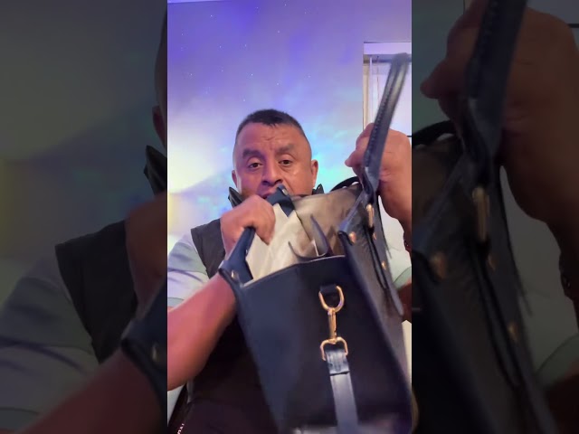 Vídeo relacionado con Gifters | Bolsa Personalizada con Inicial y Botella Acero Inoxidable 750ml | Diseño Floral Elegante con Nombre | Shopper, Tote Bag con Cremallera | Pack Regalo Original para Mujer, Amiga, Niña o Madre