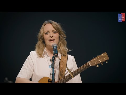 La chanteuse québécoise Andréanne A. Malette interprète Ici et Ailleurs