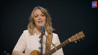 La chanteuse québécoise Andréanne A. Malette interprète Ici et Ailleurs