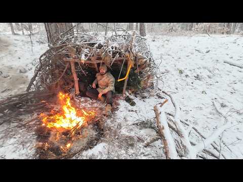 Surviving an Arctic Nightmare at Night NO TENT NO SLEEPING BAG Winter Bushcraft Camping (-15C/5F)