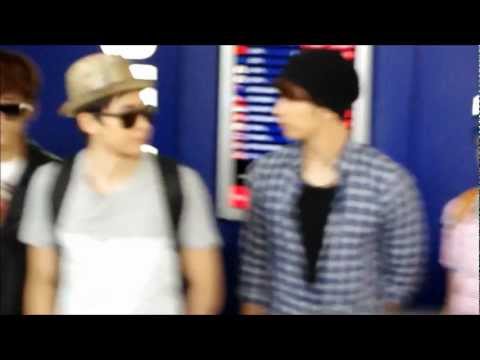 120702 2PM at Hong Kong Airport. (Dream Team) part 1