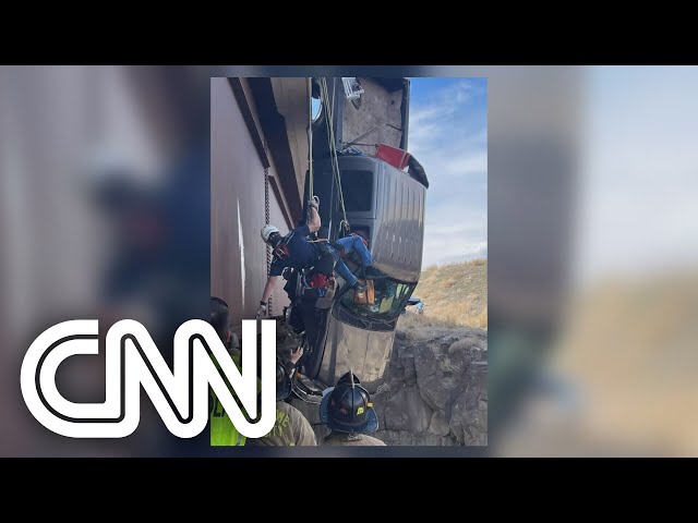 Carro fica pendurado após sair da pista nos EUA | NOVO DIA