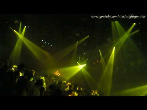 Headhunterz draaiende in Time-out