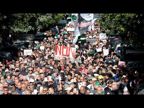 مظاهرات طلابية في الجزائر ضد تنظيم الانتخابات الرئاسية والقضاة يهددون بالعودة للاضراب…