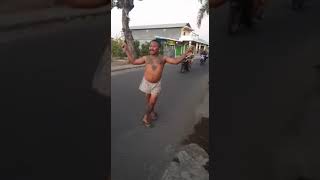 Download lagu Laki laki bertato goyang banci mp3