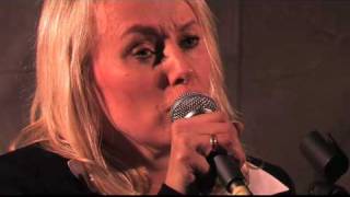 Louise Hoffsten sjunger Mellan noll och ingenting