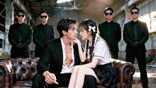 Om aan haar moeder te ontsnappen, bood de vrouw zichzelf aan de maffiabaas aan, zonder te weten dat hij van haar hield.