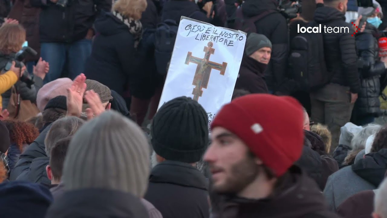 Протесты против зеленого пропуска в Милане