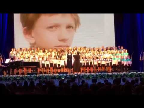 Прекрасное далеко бдх. Детский хор сириус. Прекрасное далеко исполнение хора. Солистка феодосия хор локтева. Прекрасное далеко в исполнении хора.