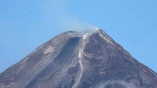 preview picture of video 'Mayon Volcano December 30, 2009 7:15AM'