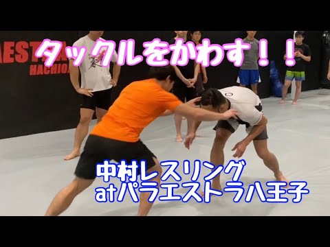 タックルをかわす