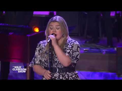 Kelly Clarkson Covers 'Young Hearts Run Free' By Candi Staton   Kellyoke