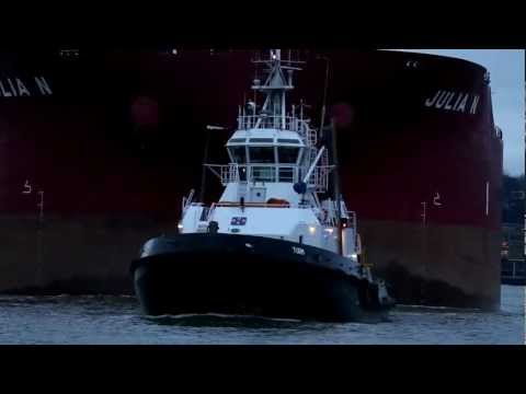 Mit dem Hafenschlepper unterwegs: Erzfrachter JULIA N zum Hansaport