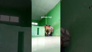 Download lagu Gempa , Seorang Guru Panik dan murid berlarian mp3 Download lagu Gempa , Seorang Guru Panik dan murid berlarian mp3