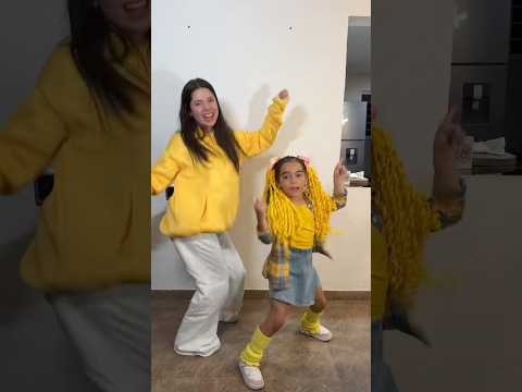 Miren mi nueva amiguita 👀 también le gusta el amarillo #comedy