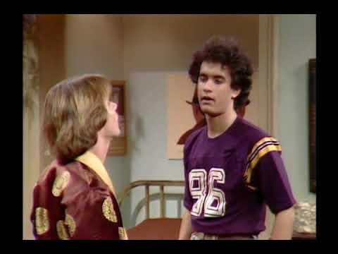 YOU TALKIN TO ME: Bosom Buddies S02E06 - Tom Hanks does the De Niro impression "You Talkin To Me?"