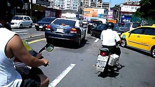 行車紀錄器-警察闖紅燈