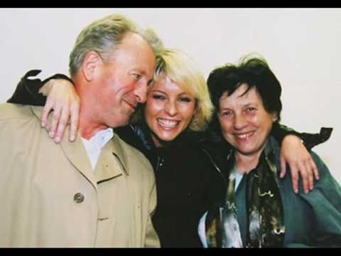 IVETA BARTOŠOVÁ-TA CHVÍLE PATŘÍ NÁM (JAK SNADNO UVĚŘÍ SE LHÁŘŮM)