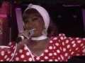 Celia Cruz - La vida es un carnaval (En vivo)