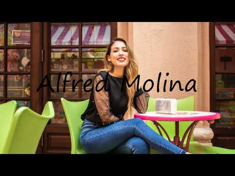 How to pronounce Alfred Molina in English?