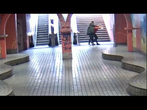 Junge Männer schlagen in Essener U-Bahnhof brutal auf 17-Jährige ein