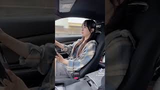 #くるまにあk  マニュアル車をこなす女史❣️
