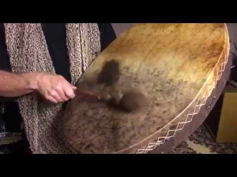 Rumpu-ukko soittaa shamaanirumpua