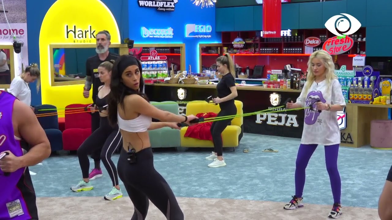 Banorët bëjnë ushtrime në living